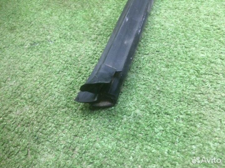 Уплотнитель стекла двери левый Kia Ceed JD G4FA