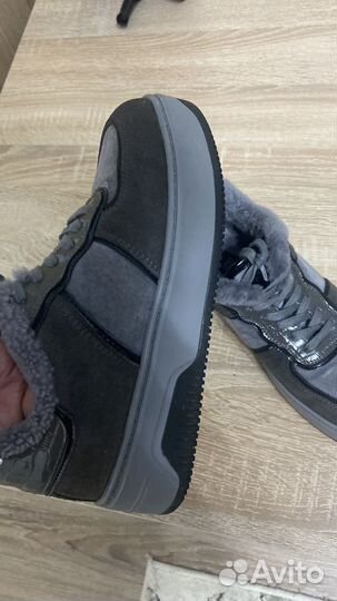 Продам кроссовки