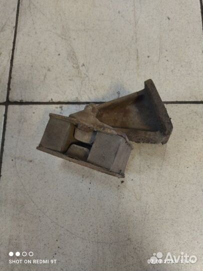 Подушка двигателя левая Ваз LADA 2107 2106