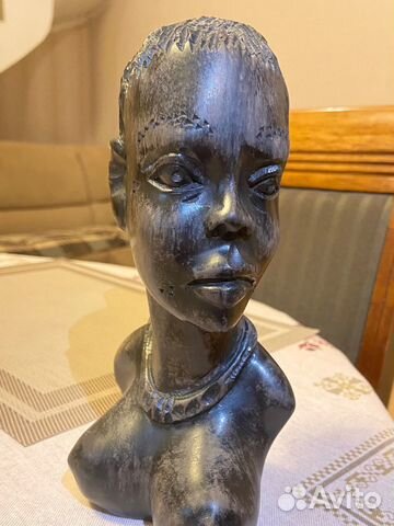 Статуэтка - бюст девушки из черного дерева