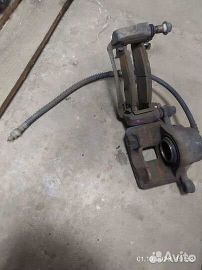 Суппорт передний левый Митсубиси галант 8