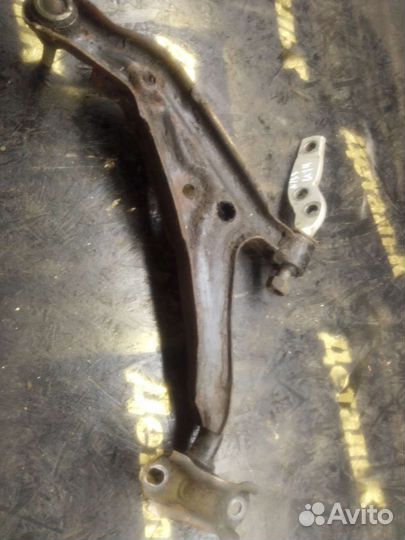 Рычаг передний правый Nissan Bluebird u14