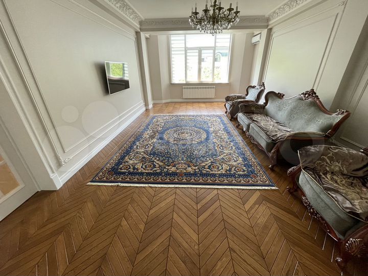 4-к. квартира, 160 м², 1/6 эт.