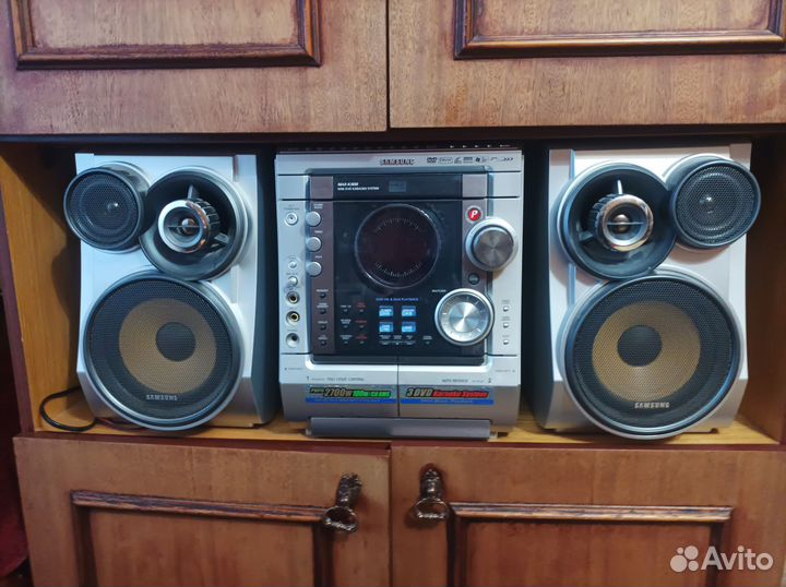 Колонки с музыкальным центром