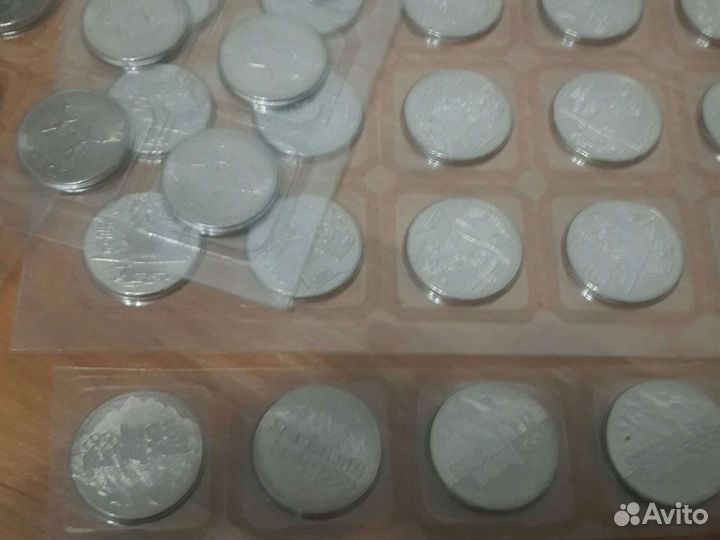 Монеты юбилейные разным номиналом