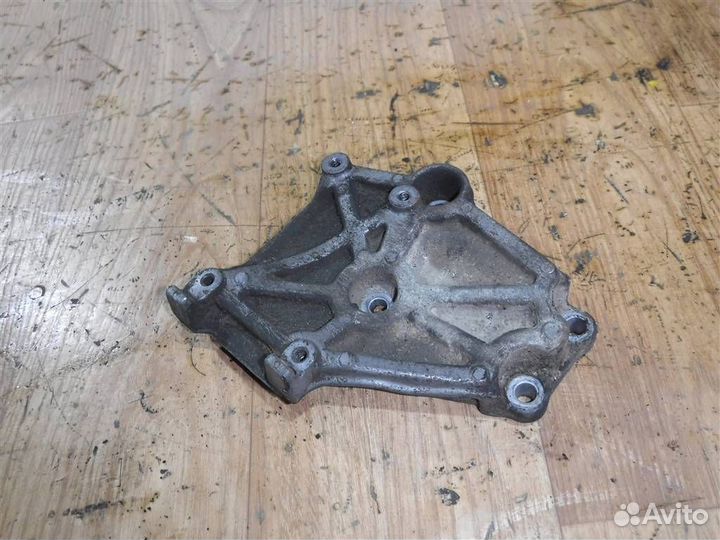 Кронштейн компрессора кондиционера Mitsubishi Car