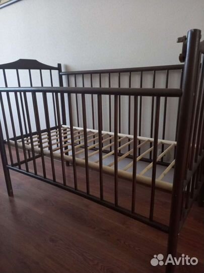 Детская кроватка с продольным маятником