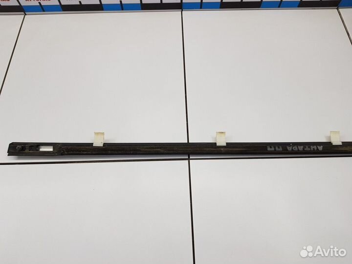 Молдинг стекла верхний передний правый