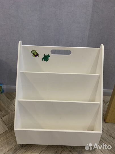 Книжная полка монтессори