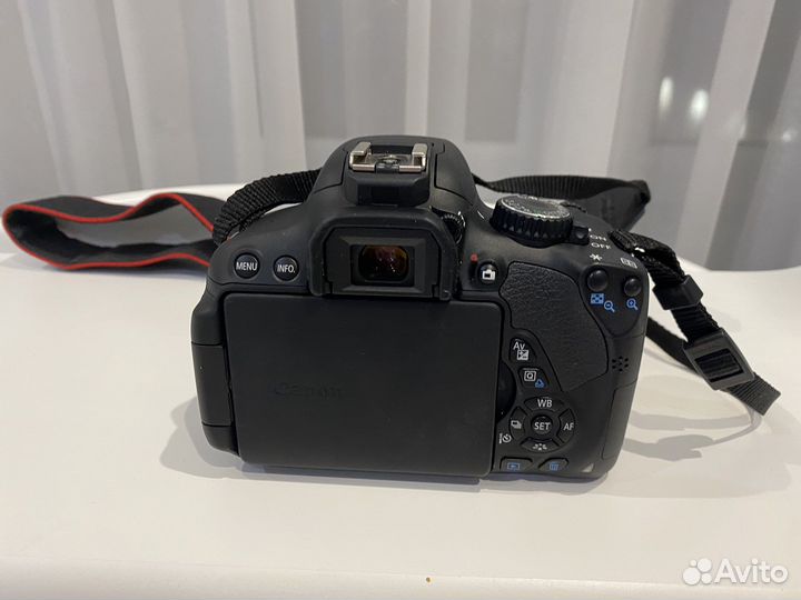 Зеркальный фотоаппарат Canon 650d