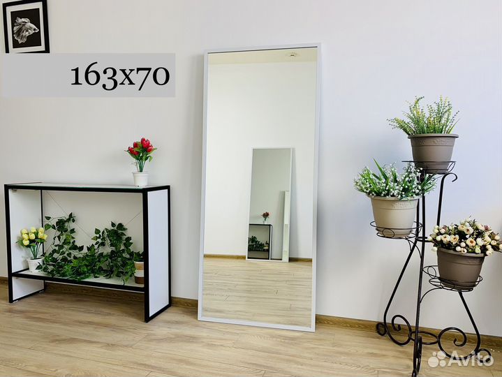 Зеркало в белой раме