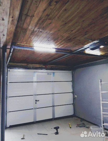 Гаражные секционные ворота с калиткой