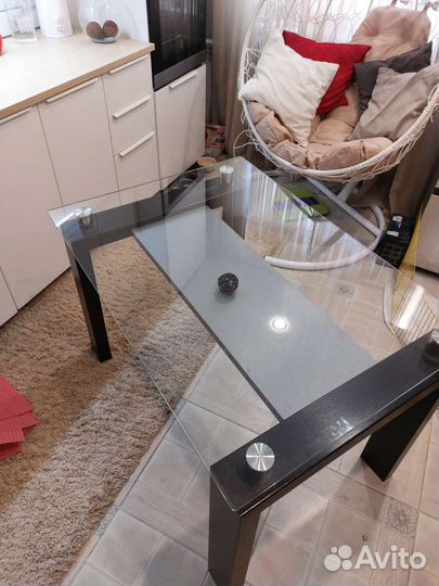 Кухонный стол стеклянный