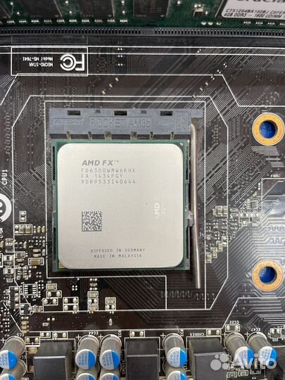 Материнская плата с процессором и памятью