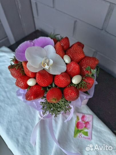 Фруктовый букет в шляпной коробке на 8 марта