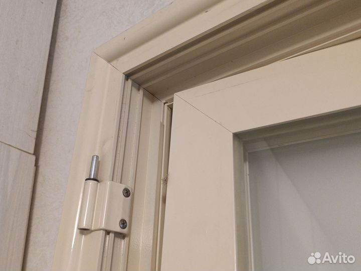 Дверь аллюминиевая со стеклом