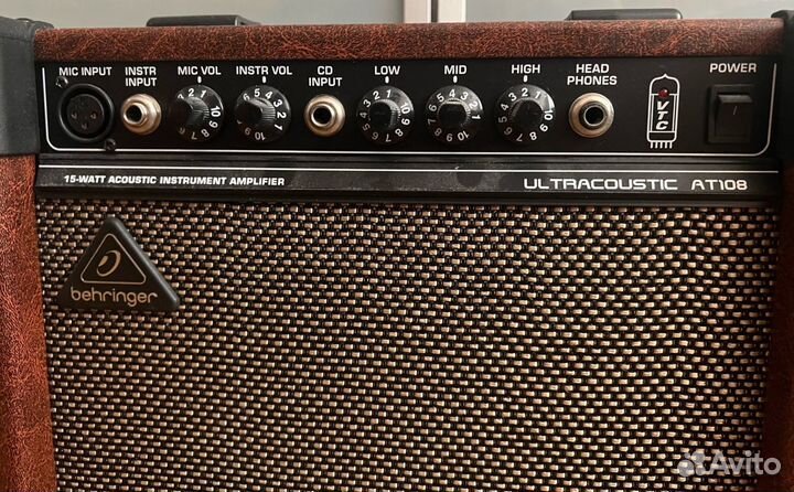 Комбик для акустических гитар behringer AT108
