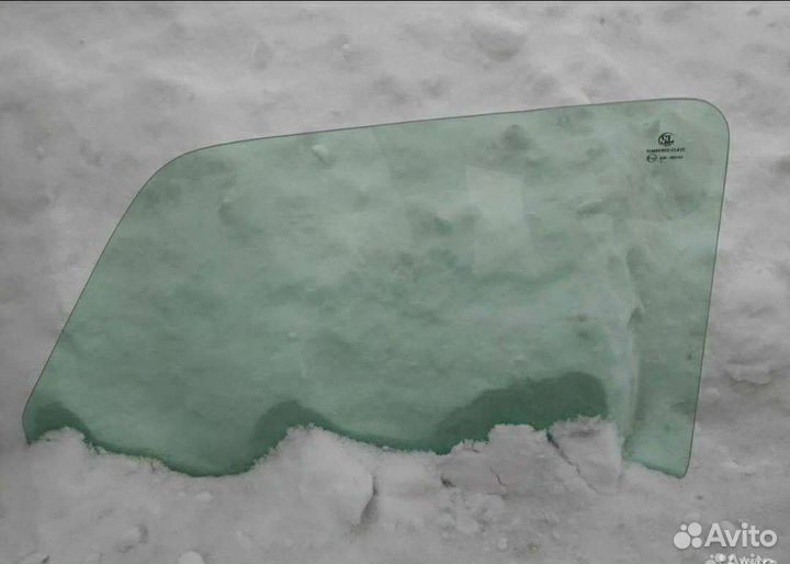 Стекло двери нива