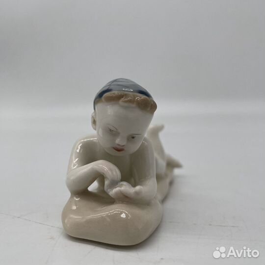 Фарфоровая статуэтка «Мальчик на пляже», лфз