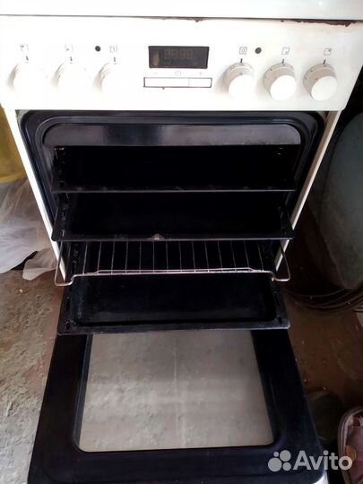 Индукционная плита Electrolux,4 конфорки