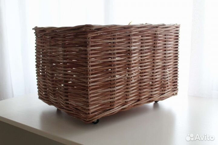 Ящик плетёный на колесах