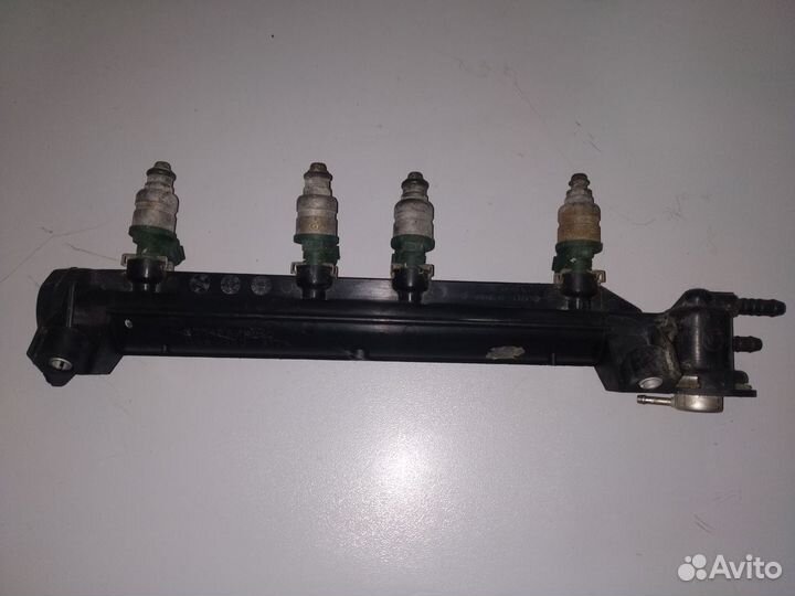 Топливная рампа Skoda Octavia 1U 1.6