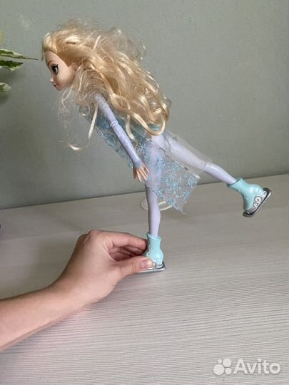 Кукла Дисней Эльза на коньках. Механическая