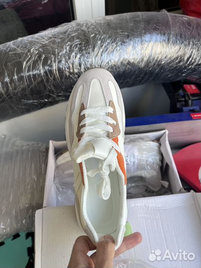 Кроссовки женские