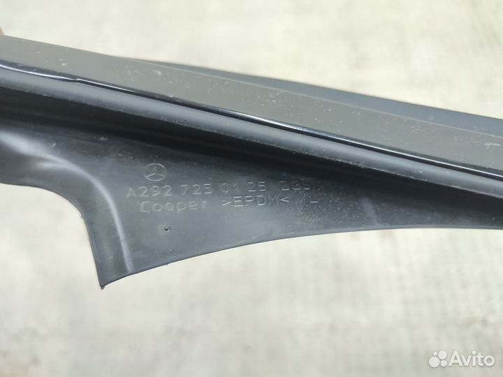 Уплотнитель стекла двери передний левый