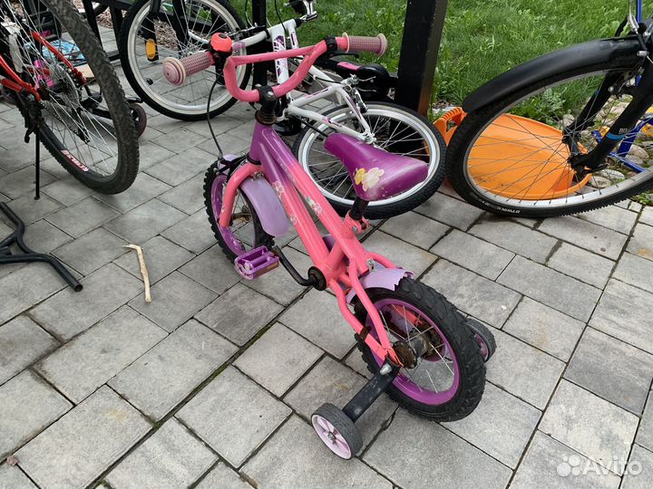 Детский велосипед с дополнительными колесами