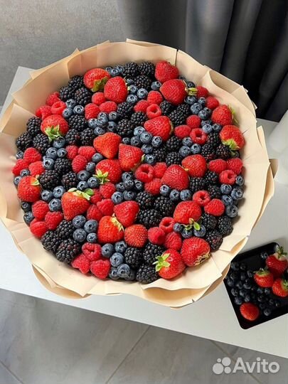 Клубника в шоколаде с цветами подарок любимой