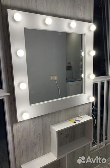 Гримерное зеркало с лампочками