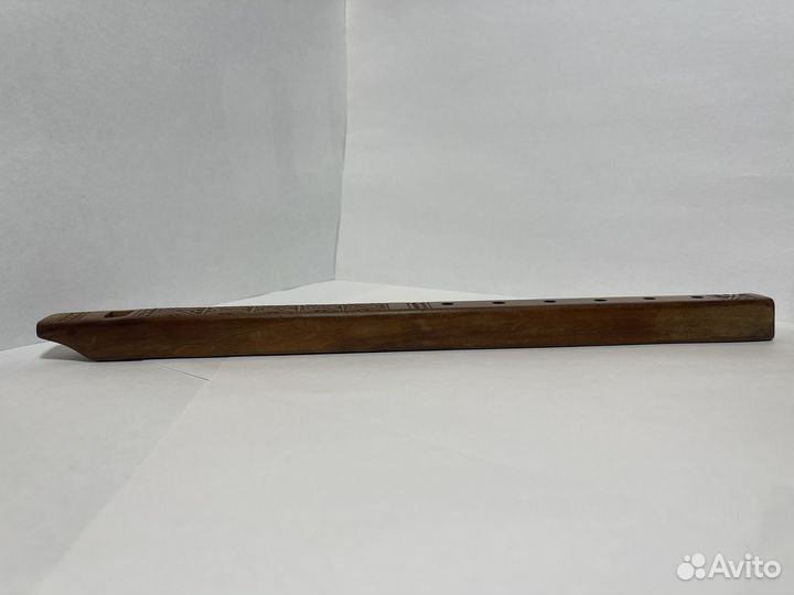 Винтажная резная деревянная флейта