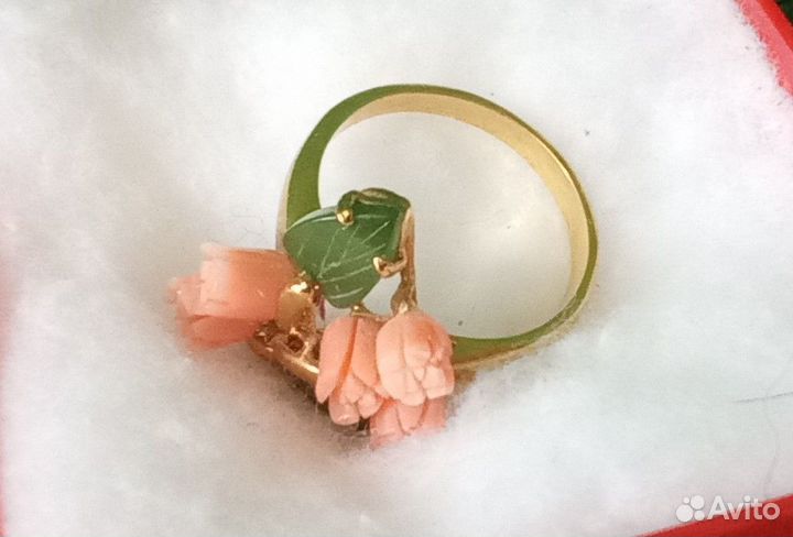 Кольцо из бижутерного сплава с кораллами-розочками