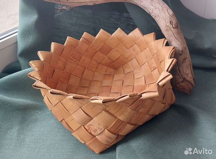 Плетеное из бересты корзинка-блюдо