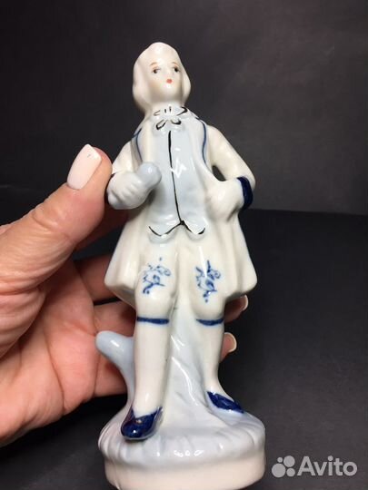 Фарфоровая статуэтка «Кавалер»