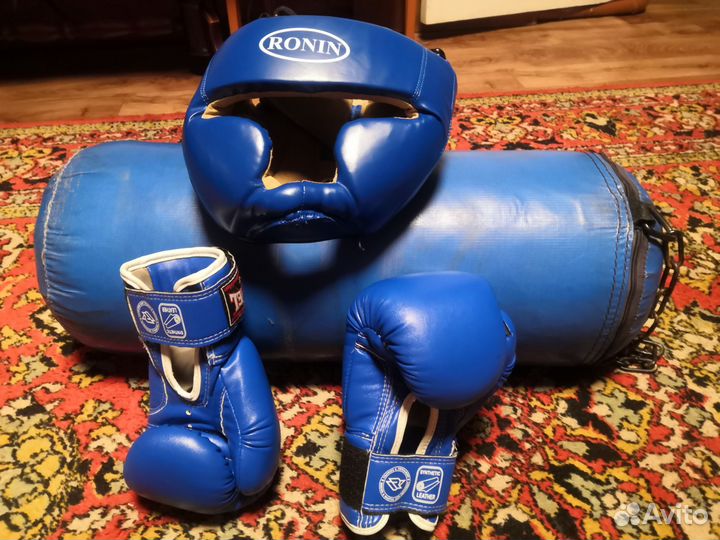 Шлем, перчатки и груша