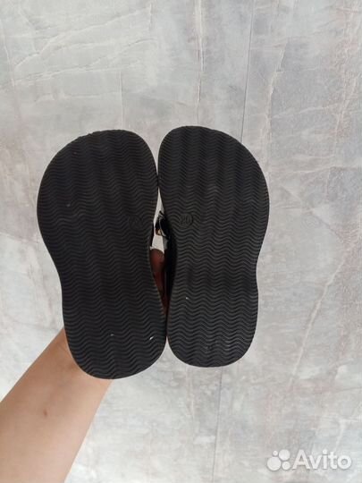 Продам туфли на девочку 25р