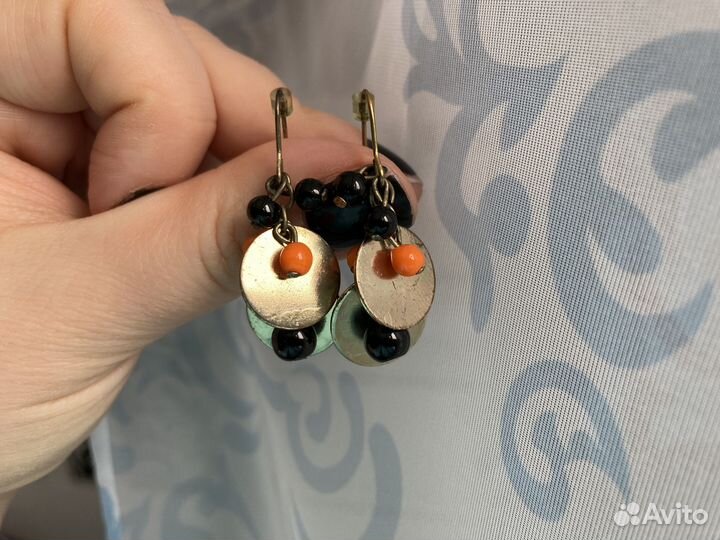 Серьги с металлическими подвесками-кругами