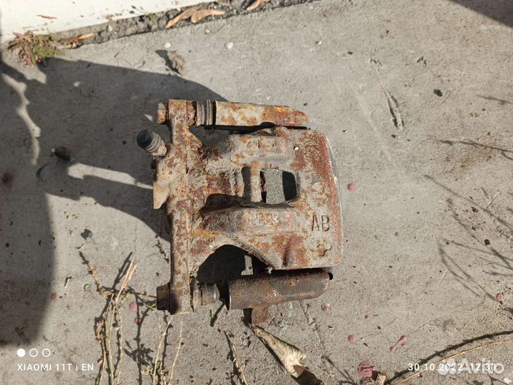 Задний правый суппорт JZX 90 Toyota Mark II