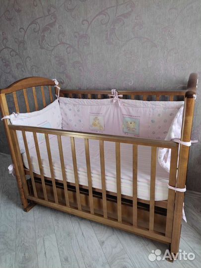 Детская кроватка с маятником