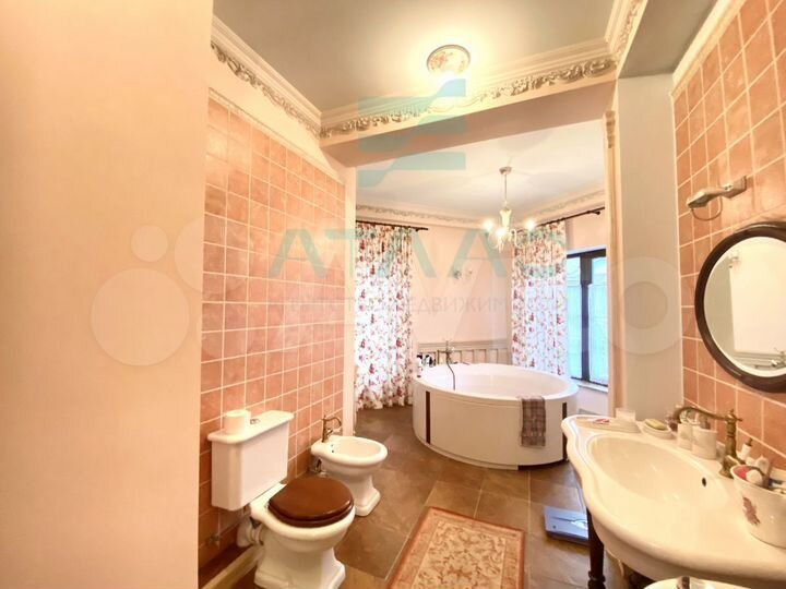 Дом 198,7 м² на участке 8 сот.