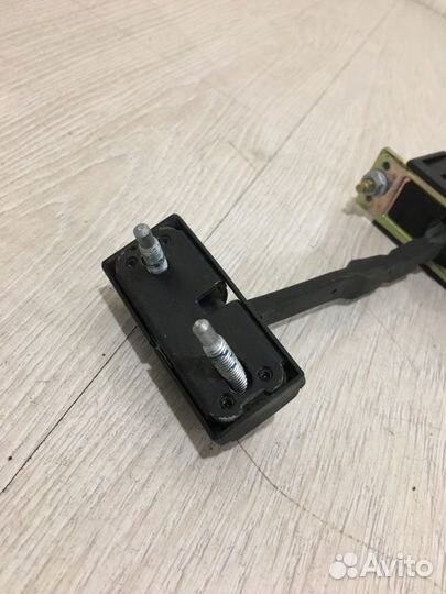 Ограничитель двери передний левый Mercedes Benz