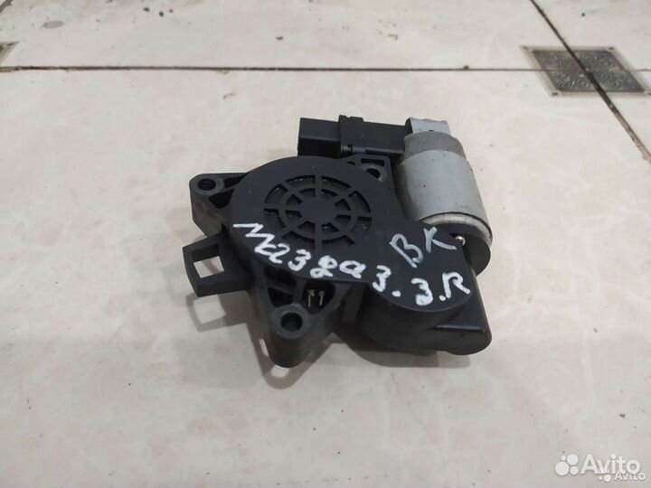 Моторчик стеклоподьемника задний правый Mazda 3 BK