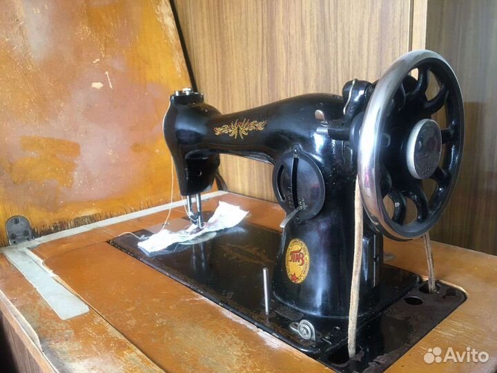 Швейная машинка с тумбой