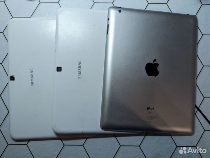 3 планшета iPad & Samsung