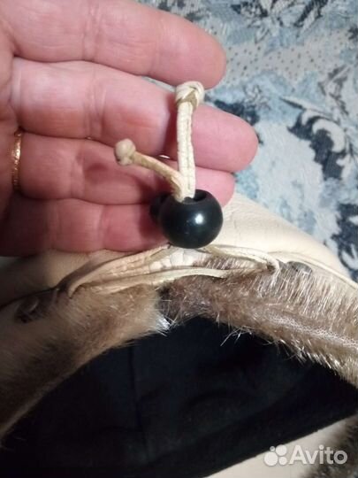 Шапка бежевая кожаная