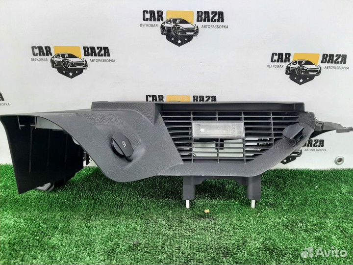 Держатель задней полки правый R Volkswagen Golf