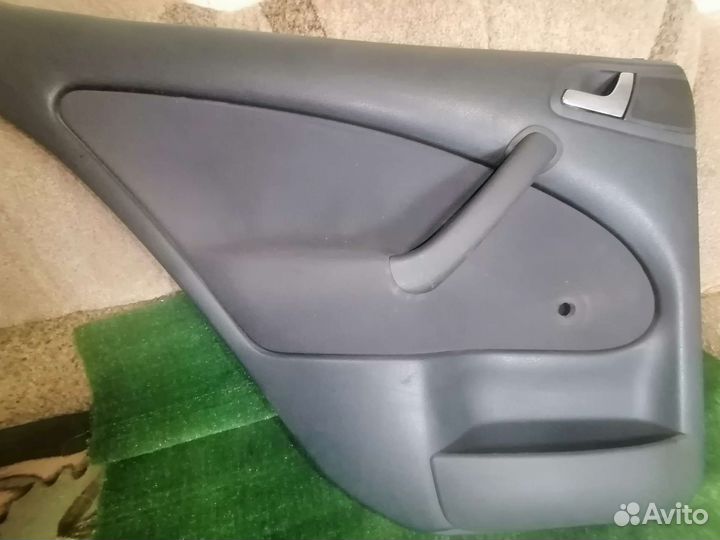 Обшивка задней левой двери skoda octavia Tour