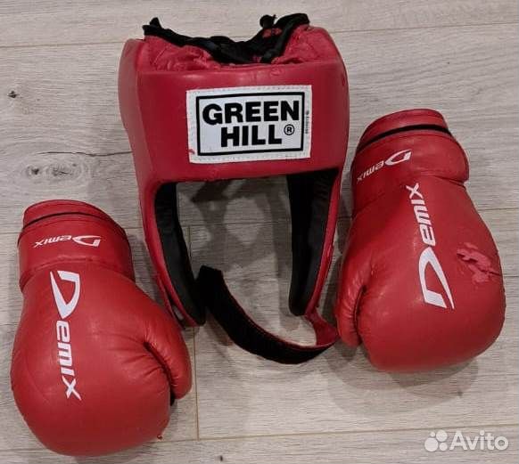 Боксерский шлем и перчатки